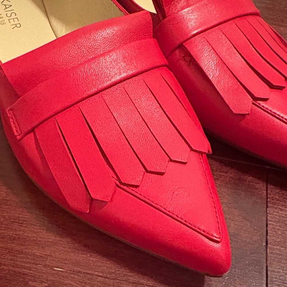 Red shoes size 9 -91/2 not sure why it says 61/2 new!